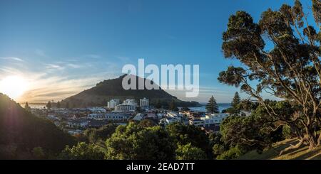 Mont Maunganui mauoa au coucher du soleil depuis la baie pilote et le mont drury tauranga Banque D'Images