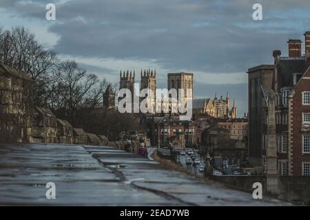 Vue sur York Minster depuis les murs de la ville de York, Yorkshire, Angleterre, Royaume-Uni. Banque D'Images