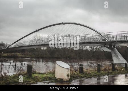 Pont du millénaire traversant l'Ouse de la rivière à Rowntree Park à York, North Yorkshire, Angleterre, Royaume-Uni. Banque D'Images