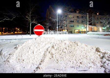 Hanovre, Allemagne. 09e février 2021. Une grosse pile de neige se trouve sur la rue Hildesheimer, devant un panneau de signalisation. Credit: Hauke-Christian Dittrich/dpa/Alay Live News Banque D'Images