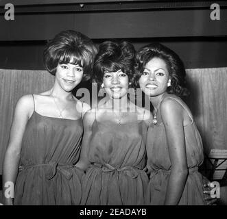 Photo du dossier datée du 08/10/64 du groupe de chant américain The Supremes, (de gauche à droite) Florence Ballard, Mary Wilson et Diana Ross, lors d'une réception à EMI House à Londres lors d'une visite en Grande-Bretagne. Mary Wilson, la plus ancienne Supreme originale en titre, est décédée à Las Vegas à l'âge de 76 ans. Date de publication : le mardi 9 février 2021. Banque D'Images