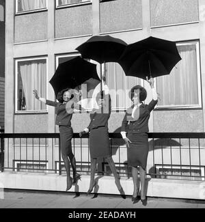 Photo du dossier datée du 08/10/64 du groupe de chant américain The Supremes, (de gauche à droite) Florence Ballard, Mary Wilson et Diana Ross, à l'extérieur de l'EMI House à Londres lors d'une visite en Grande-Bretagne. Mary Wilson, la plus ancienne Supreme originale en titre, est décédée à Las Vegas à l'âge de 76 ans. Date de publication : le mardi 9 février 2021. Banque D'Images