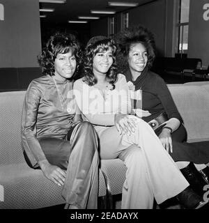 Photo du dossier datée du 09/11/71, du groupe de chant américain The Supremes, (de gauche à droite) Jean Terrell, Cindy Birdsong et Mary Wilson, à l'aéroport de Londres Heathrow, après leur arrivée pour une visite en Grande-Bretagne. Mary Wilson, la plus ancienne Supreme originale en titre, est décédée à Las Vegas à l'âge de 76 ans. Date de publication : le mardi 9 février 2021. Banque D'Images