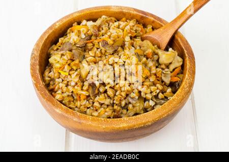 Porridge de sarrasin bouilli avec des champignons et des légumes cuits. Studio photo Banque D'Images