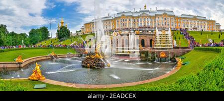 Saint-Pétersbourg, Russie - Juту 13, 2019: Grande cascade du palais Peterhof et fontaine Samson - vue panoramique. Samson déchirant la bouche du lion est ce Banque D'Images