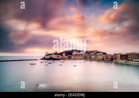 Italie Ligurie Gênes Sestri Levante contient une petite plage appelée le 'golfe des poètes' et est vraiment une petite perle de Ligurie. Banque D'Images