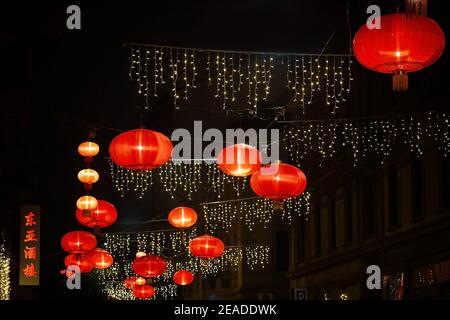 Lanternes rouges chinoises du nouvel an dans Chinatown. Décorations sur la rue Banque D'Images