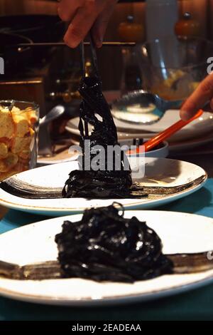 Tagliatelle à l'encre de Cuttlefish, avec un César noir unique Banque D'Images