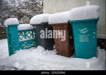 Glasgow, Écosse, Royaume-Uni. 9 février 2021. Photo : la tempête Darcy a déposé près d'un pied de neige sur des chemins de nuit bloquant et se déversant sur les murs, les portes, les bennes à roues. La nuit précédente a également vu la neige tomber, mais pas autant que la nuit dernière. Les températures glaciales se sont maintenues autour de -1C, la nuit dernière étant la plus froide jusqu'à présent. Crédit : Colin Fisher/Alay Live News Banque D'Images