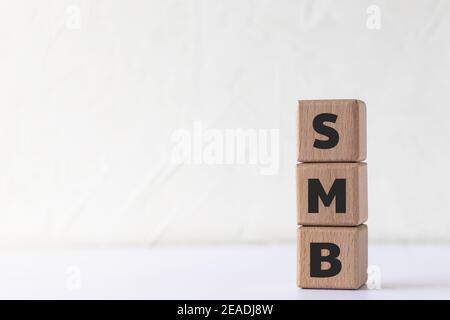 Text SMB on wood cubes. Abbreviation of 'Server Message Block' or 'Small and medium-sized enterprises'. Banque D'Images
