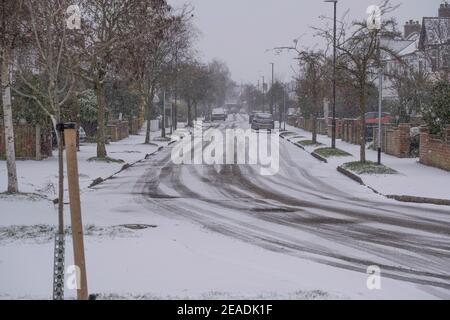 Merton, Londres, Royaume-Uni. 9 février 2021. Les chutes de neige matinales plus lourdes dans le sud de Londres rendent les conditions de conduite plus difficiles sur les rues de banlieue non traitées, mais les routes principales en état de gronement restent dégagées sans aucune circulation. Crédit : Malcolm Park/Alay Live News. Banque D'Images