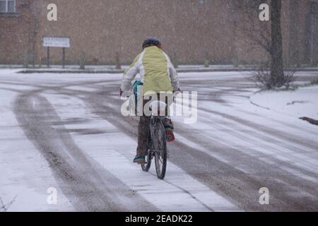 Merton, Londres, Royaume-Uni. 9 février 2021. Les chutes de neige matinales plus lourdes dans le sud de Londres rendent les conditions de conduite plus difficiles sur les rues de banlieue non traitées, mais les routes principales en état de gronement restent dégagées sans aucune circulation. Crédit : Malcolm Park/Alay Live News. Banque D'Images