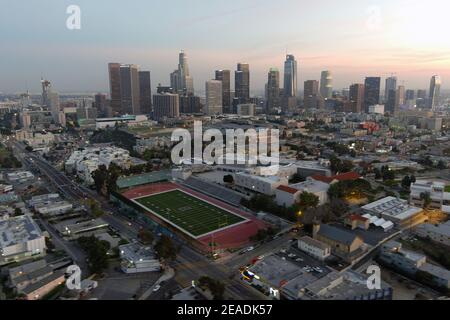 Une vue aérienne de Belmont High School avec les gratte-ciel du centre-ville de Los Angeles comme toile de fond le lundi 8 février 2021. Banque D'Images