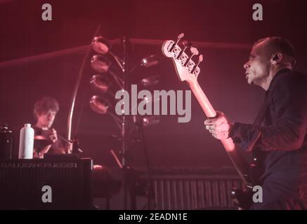 Red Hot Chili Peppers bassiste Flea sur scène en tant que partie Des atomes pour la paix vivent sur scène à la Roundhouse À Londres Banque D'Images