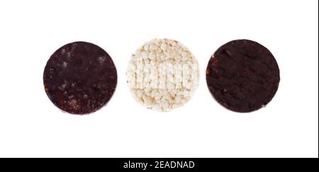 Biscuits aux céréales de dessert glacés au chocolat, isolés sur du blanc. Studio photo Banque D'Images