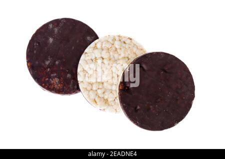 Biscuits aux céréales de dessert glacés au chocolat, isolés sur du blanc. Studio photo Banque D'Images