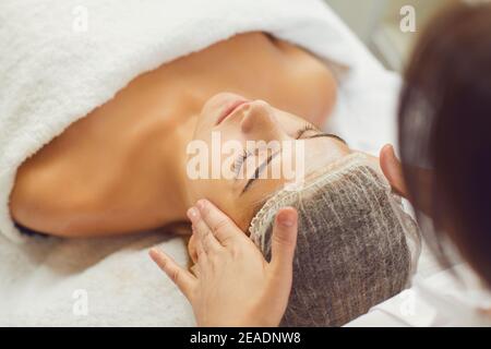 Massage du visage. Gros plan d'une jeune femme recevant un massage au spa du salon de beauté. Banque D'Images