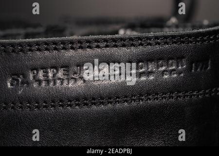 Pepe Jeans Londres écriture incorporée dans le cuir noir bottes pour hommes gros plan détail sélectif focus. Banque D'Images