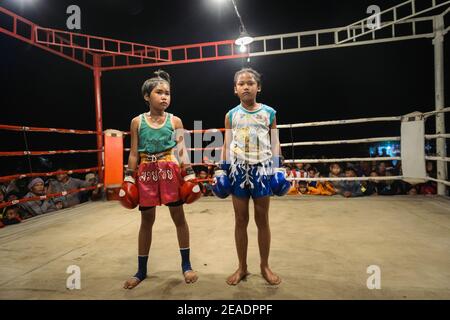 Deux boxeurs pour filles avant le début du combat Banque D'Images