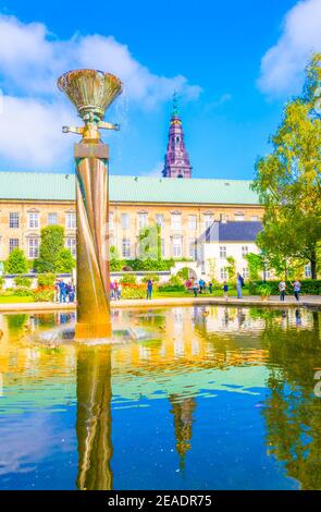 parc entre le palais Christiansborg et le Musée juif danois de Copenhague, Danemark. Banque D'Images