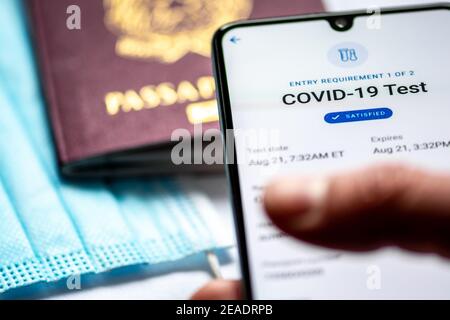 L'application de passeport vaccinal affichait un smartphone avec passeport ou visa et masque facial, passeport Covid-19 ou passeport d'immunité aux coronavirus Banque D'Images