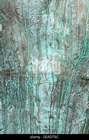 Fond recouvert de métal de bronze recouvert d'une texture rugueuse verdigris vert, brut photo Banque D'Images