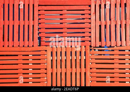 Arrière-plan abstrait de vieilles palettes en bois faites dans une clôture orange, photo de stock image Banque D'Images