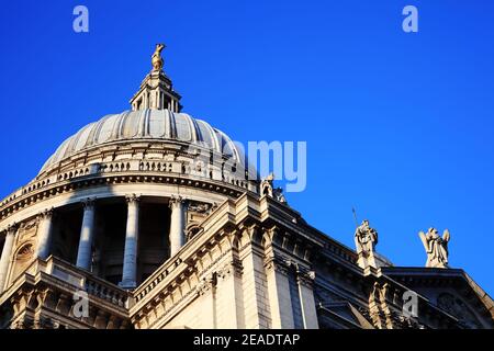 La cathédrale Saint-Paul de Londres, en Angleterre, construite après le Grand incendie de Londres en 1666, est le chef-d'œuvre de Christopher Wren et l'une des plus importantes tournées Banque D'Images