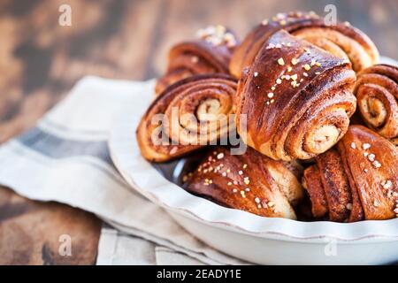 Petits pains faits maison à la cannelle et à la cardamome finlandais Banque D'Images