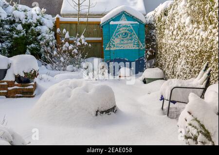 Glasgow, Écosse, Royaume-Uni. 9 février 2021. Photo : une épaisse couverture de lourds tapis de neige s'étend sur les jardins du pays de l'Écosse centrale après que Storm Darcy ait déposé près d'un pied de neige sur des chemins de nuit bloquant et se réponnant sur les murs, les portes, les bennes à roues. La nuit précédente a également vu la neige tomber, mais pas autant que la nuit dernière. Les températures glaciales se sont maintenues autour de -1C, la nuit dernière étant la plus froide jusqu'à présent. Crédit : Colin Fisher/Alay Live News Banque D'Images