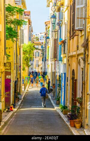 Une rue étroite dans le quartier le Panier de Marseille, France Banque D'Images