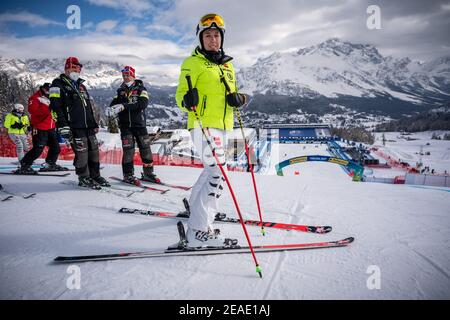 Cortina d'Ampezzo, Italie. 09 février 2021: Ski alpin: Coupe du monde, Super G, femmes: Kira Weidle d'Allemagne inspectant le cours. Photo: Michael Kappeller/dpa crédit: dpa Picture Alliance/Alay Live News Banque D'Images