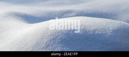 Des dérives de neige fraîche étincelant au soleil par temps gelé. Nature hiver fond. Banque D'Images