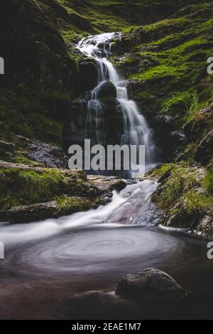 Lake District Waterfall Whirlpool lent obturateur mouvement de la roche d'eau et mousse verte moody Banque D'Images