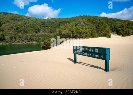 Le lac Wabby et le Hammerstone Sandblow sur l'île Fraser. Banque D'Images