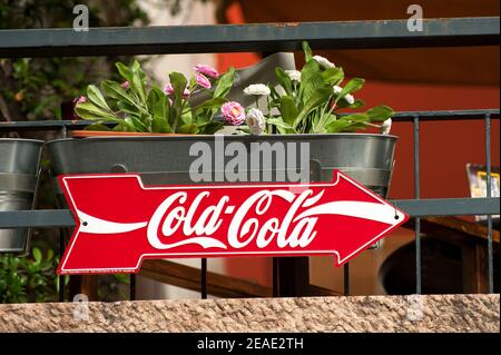 Panneau froid-cola devant un café à Malcesine, sur la rive est du lac de Garde dans la région de Vénétie en Italie. Banque D'Images