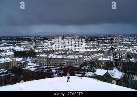 Édimbourg, Écosse, Royaume-Uni. 9 févr. 2021. Le gros gel se poursuit au Royaume-Uni avec Storm Darcy qui amène plusieurs centimètres de neige à Édimbourg pendant la nuit. Photo : toits enneigés de Leith, vus de Calton Hill. Iain Masterton/Alamy Live News Banque D'Images