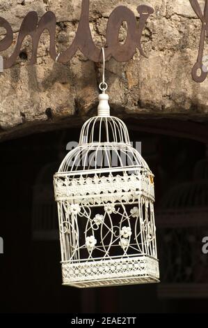 Cage d'oiseaux en métal décoratif suspendue à l'extérieur d'un bâtiment à Malcesine, Lac de Garde, Italie. Banque D'Images