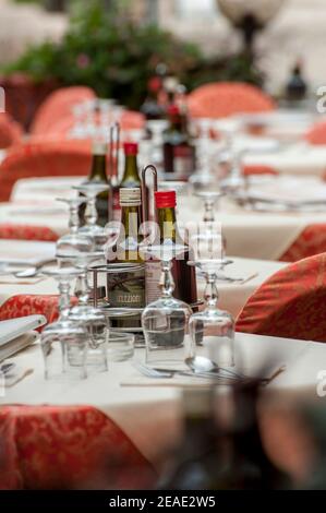 Tables à l'extérieur d'un restaurant à Malcesine, Lac de Garde, Italie. Banque D'Images