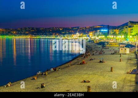 Vue nocturne sur la plage de Nice, France Banque D'Images