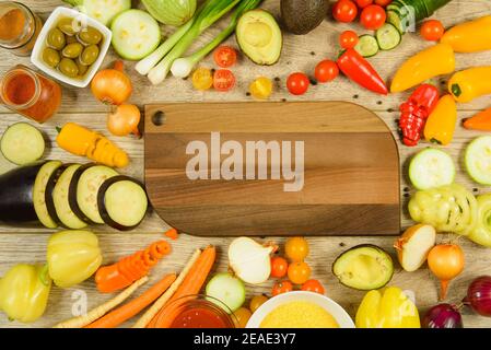 Planche à découper dans un cadre à légumes pour aliments. Banque D'Images
