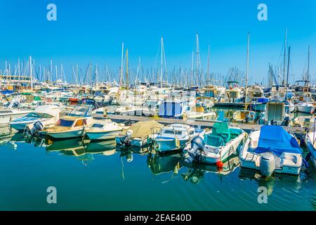 Bateaux amarrés dans le port de Cannes, France Banque D'Images