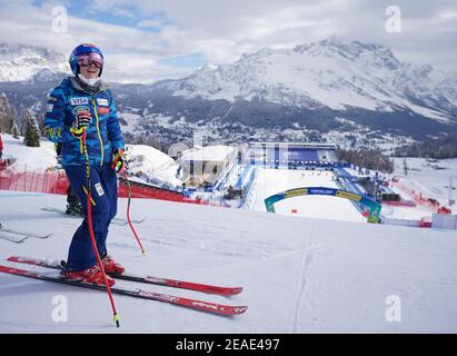 Cortina d'Ampezzo, Italie. 09 février 2021: Ski alpin: Coupe du monde, Super G, femmes: Mikaela Shiffrin des Etats-Unis à l'inspection du cours. Photo: Michael Kappeller/dpa crédit: dpa Picture Alliance/Alay Live News Banque D'Images