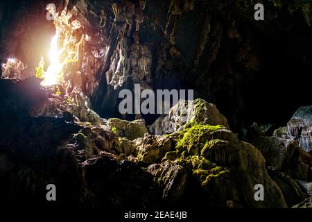 Lumière du soleil dans la grotte de Tham Phu Kham près de Vang Vieng, Laos. Banque D'Images