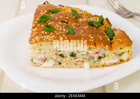 Tarte maison avec œuf dur et oignons verts. Studio photo Banque D'Images