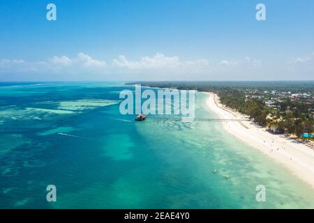 Photo aérienne de la plage de Kiwengwa lavée avec des vagues de l'océan Indien turquoise. Plage de sable blanc sur l'île de Zanzibar, Tanzanie. Pays exotiques trave Banque D'Images