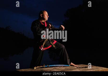 Sipalkido maître de nuit avec katana et lire et noir uniforme Banque D'Images