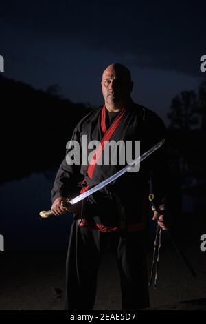 Sipalkido maître de nuit avec katana et lire et noir uniforme Banque D'Images