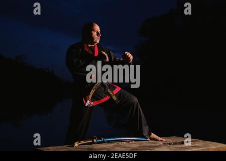 Sipalkido maître de nuit avec katana et lire et noir uniforme Banque D'Images