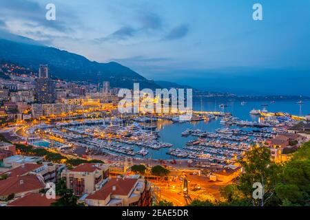 Vue sur le port Hercule au coucher du soleil à Monaco Banque D'Images